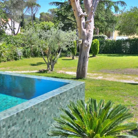 Californienne Grand Standing Avec Piscine Miroir Calme Et Residentiel Borne Ev 빌라