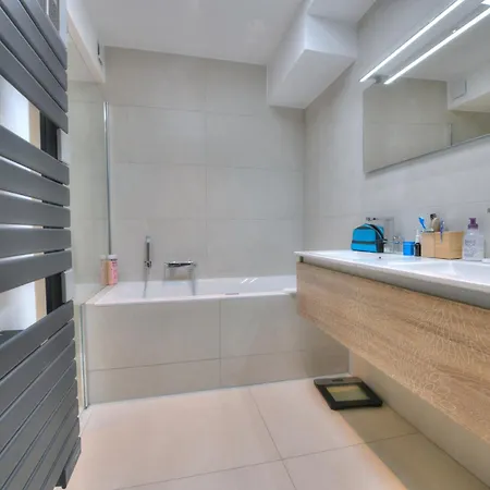 Californienne Grand Standing Avec Piscine Miroir Calme Et Residentiel Borne Ev 빌라