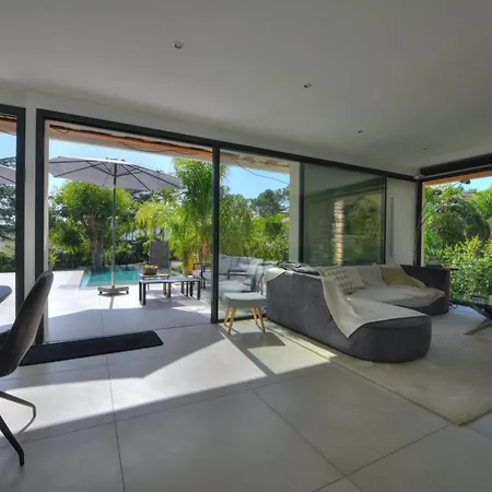 Californienne Grand Standing Avec Piscine Miroir Calme Et Residentiel Borne Ev Villa Saint-Raphaël